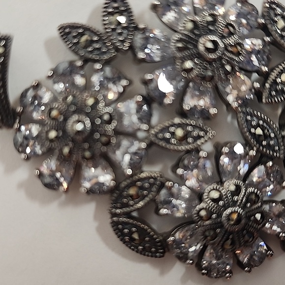 Kanishka New York Swarovski Marcasite Elegant Silver Floral Pendant Necklace WOW - Picture 5 of 10